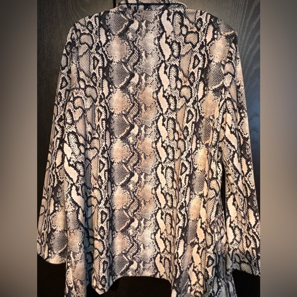 Joseph Ribkoff Blazer (no buttons) - Picture 3 of 6